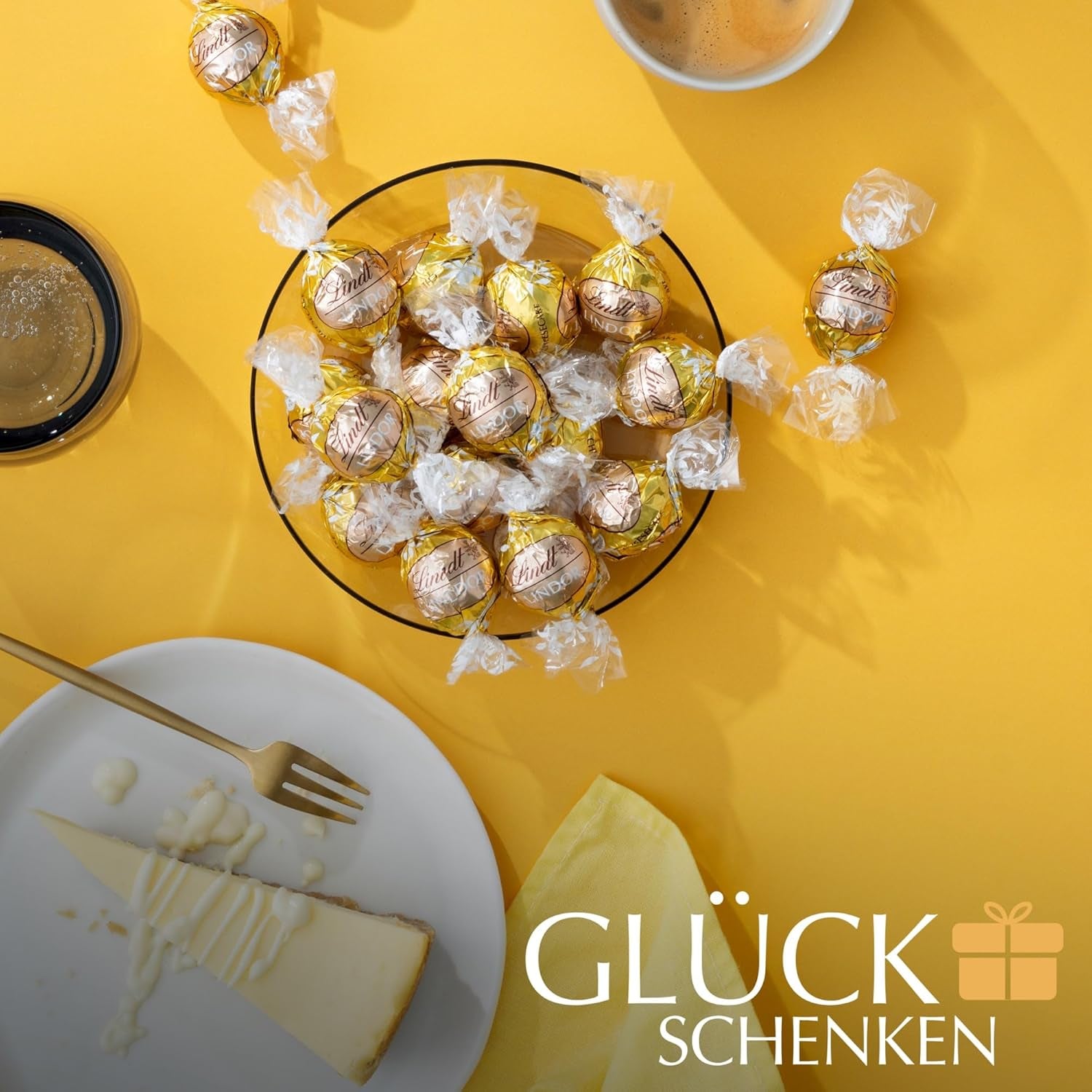 Chocolat Lindt | Sac à gâteau au fromage LINDOR | 1 kg | 80 boules de chocolat au lait blanc fourrées au cheesecake fondant | Cadeau de chocolat à partager