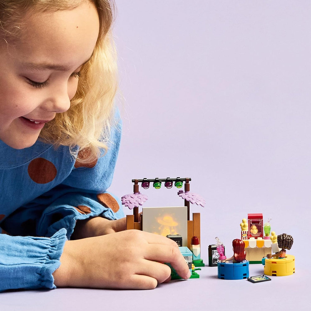 Jouet de soirée cinéma de l'amitié LEGO Friends pour filles de 6 ans et plus - incl. 2 mini poupées, un écran et un projecteur de briques lumineuses - Ensemble de construction créatif - 42642