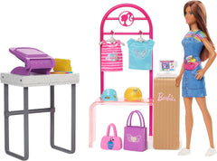 Barbie Fashion Boutique Playset – Poupée à motif aluminium, plus de 150 looks originaux, comprend 2 chemisiers et 5 feuilles aluminium, un portant et un lecteur de cartes de crédit, à partir de 3 ans, HKT78