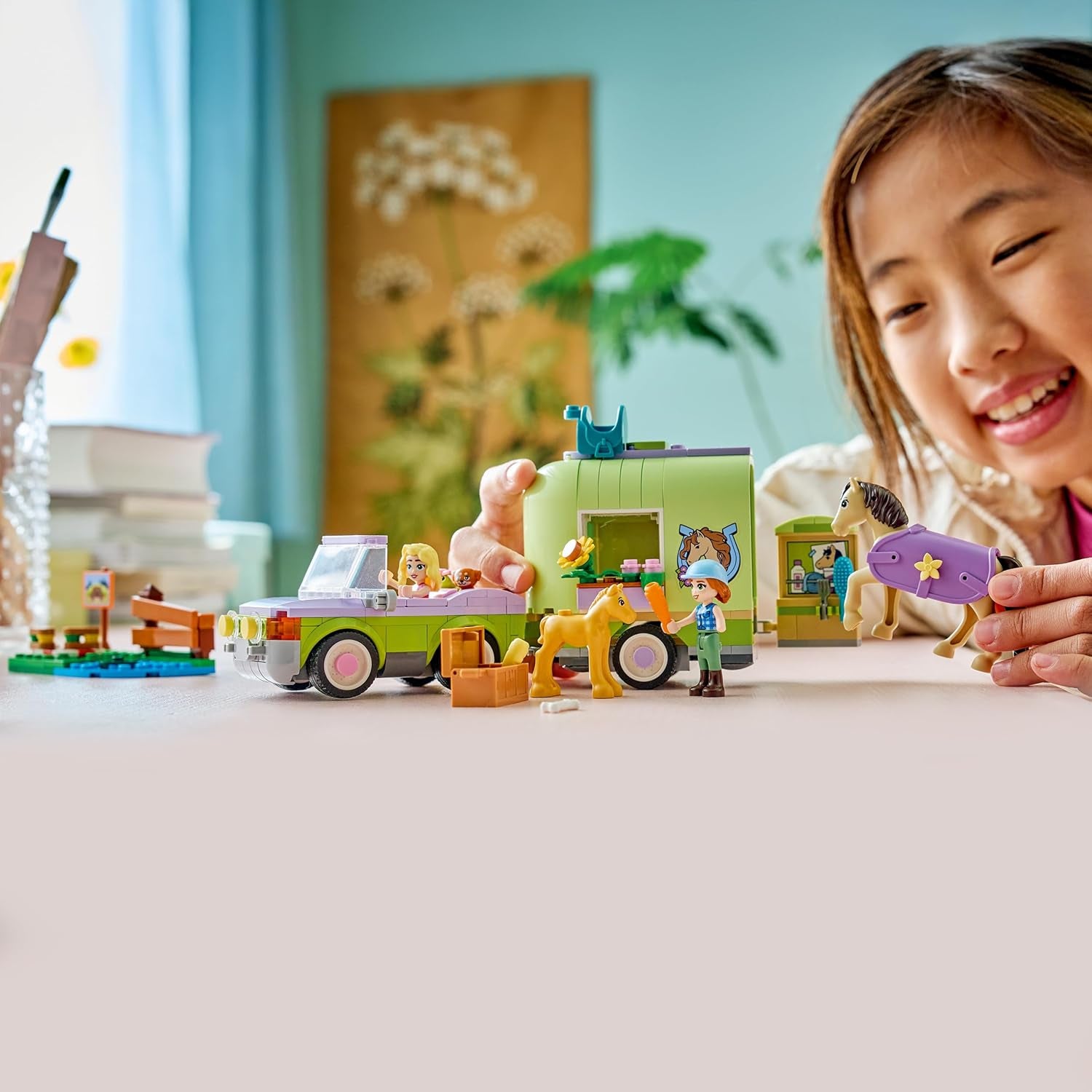 LEGO Friends Pferd and Fohlen mit Pferdeanhänger - Pferde Spielset mit Pflegezubehör, 4 Tierfiguren, Auto & 2 Mini Puppen - Geschenkeidee zum Geburtstag für Mädchen ab 7 Jahren - 42695