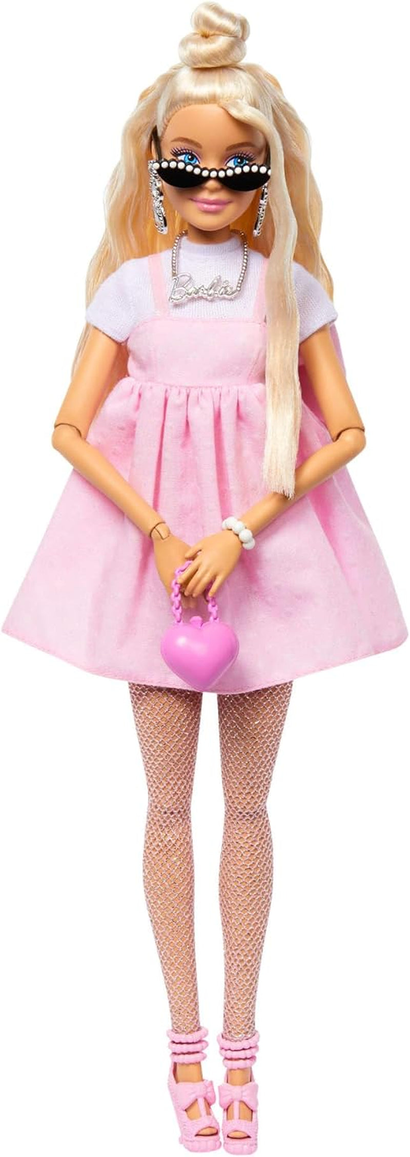 Poupée Barbie Deluxe Style no. 3 avec tenue Barbiecore, cheveux blonds en chignon haut, robe rose pastel avec nœud surdimensionné et accessoires comme des collants résille, HYV27
