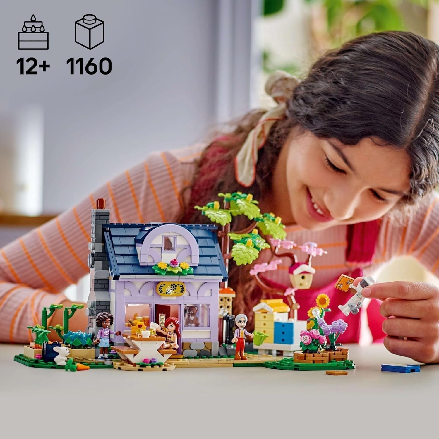 LEGO Friends House and Flower Garden L'Apiculteur Ensemble de construction Nature Playset Cadeau pour les filles de 12 ans et plus Ensemble de modèles à construire 4 figurines et figurines d'animaux Chat et lapin 42669 Jeux de construction Besuche den LEGO-Store