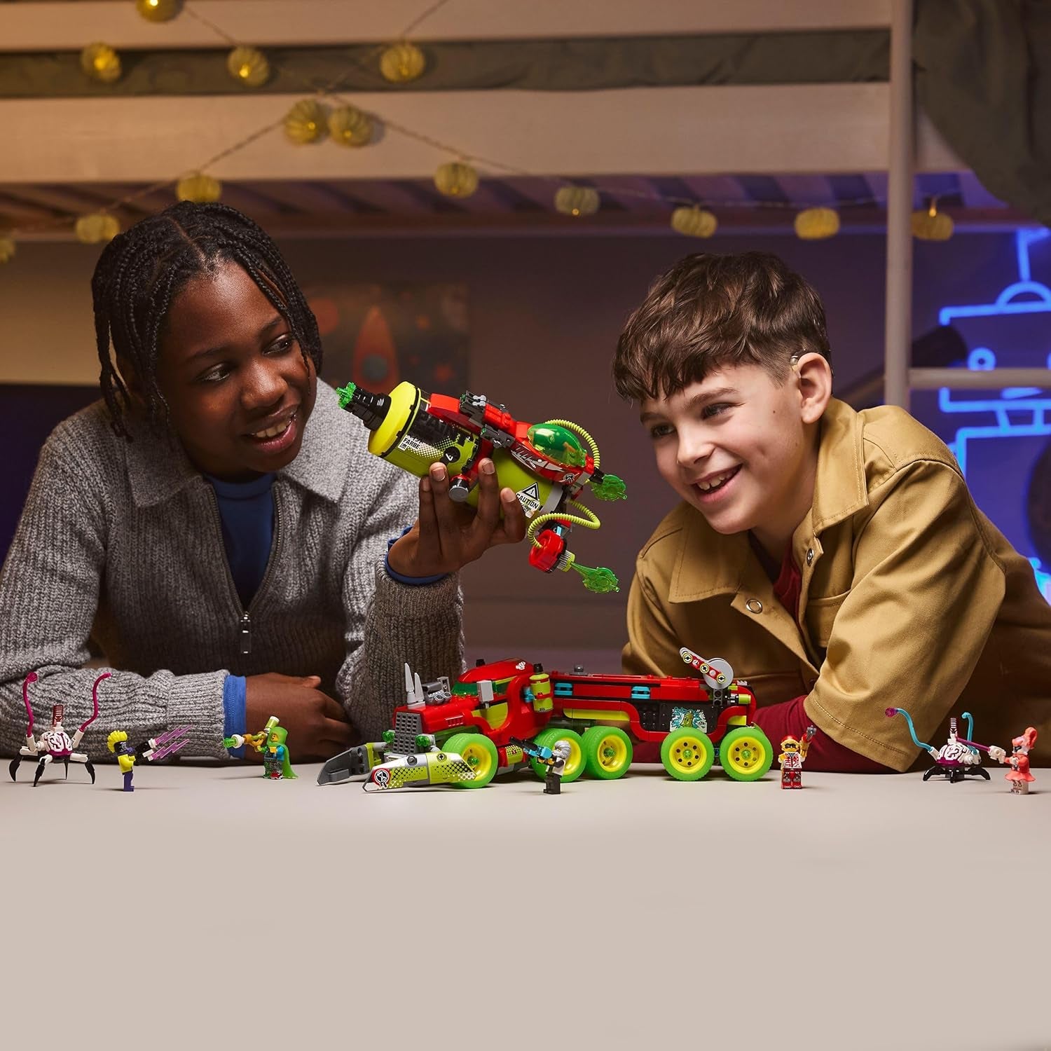 LEGO DREAMZzz Mateos Sprühdosen-Truck - Jeu avec 2 Baumodi, Boostern modulaires et 5 figurines, Daunter Cooper et Mr. Oz - Cadeaux pour les filles et les jeunes à partir de 9 ans - 71499