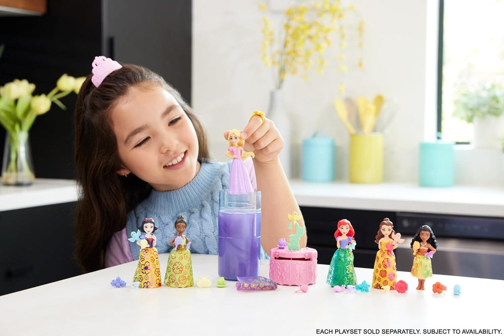 Mattel Disney Princess Royal Color Reveal Petite poupée avec 6 surprises, y compris une bague parfumée et 4 accessoires (les poupées peuvent varier), série Garden Party HRN63