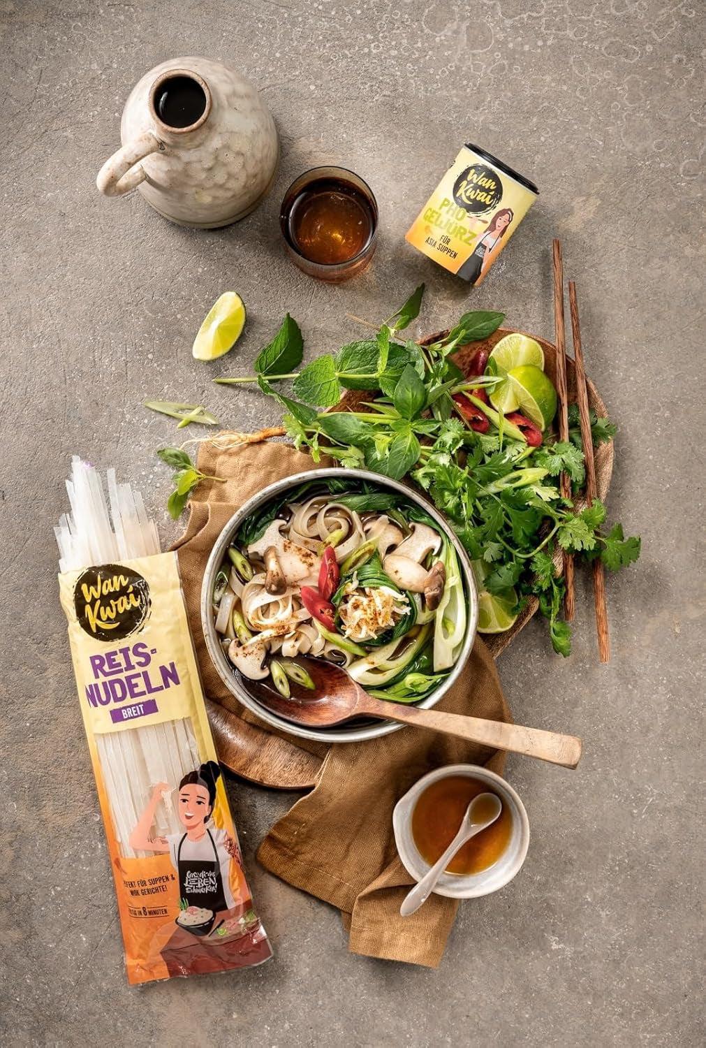 Tăiței lați de orez Wan Kwai 250g – Varietate autentică pentru Pad Thai, supe și multe altele. Vegani și fără gluten. Gata în 8 minute.