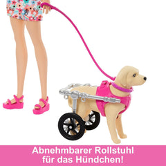 Barbie Hundeduo Puppe und Zubehör, inklusive Hündchen und großem Hund mit Rollstuhl, Leine, Fressnapf, Tierbett und Knochenleckerlis, für Kinder ab 3 Jahren, HTK37