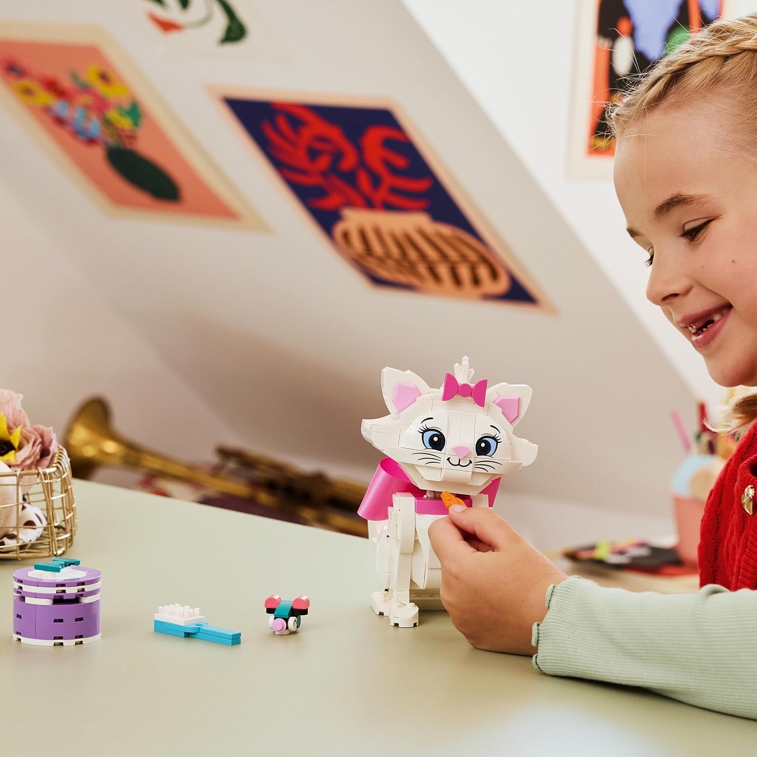 LEGO ǀ Disney Aristochats : Bezaubernde Marie - Spielzeug Katzenfigur mit Zubehör - inkl. Boucle textile - Décoration DIY pour enfants - Passe pour les filles à partir de 7 ans et leurs fans - 43286