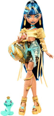 Monster High Cleo De Nile Puppe in goldener Bluse und mehrlagigem Rock, enthält Haustier-Kobra Hissette und Accessoires wie Rucksack, Snack und Papierrolle, HXH74