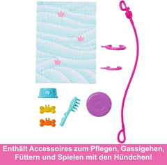 Barbie Hundeduo Puppe und Zubehör, inklusive Hündchen und großem Hund mit Rollstuhl, Leine, Fressnapf, Tierbett und Knochenleckerlis, für Kinder ab 3 Jahren, HTK37