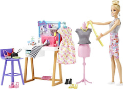 Barbie HDY90 - Poupée de créateur de mode (30,40 cm) et studio, plus de 25 accessoires de design et de mode, bureau design, chaise, machine à coudre, échantillons textiles, mannequin et plus, jouet pour 3 ans et plus