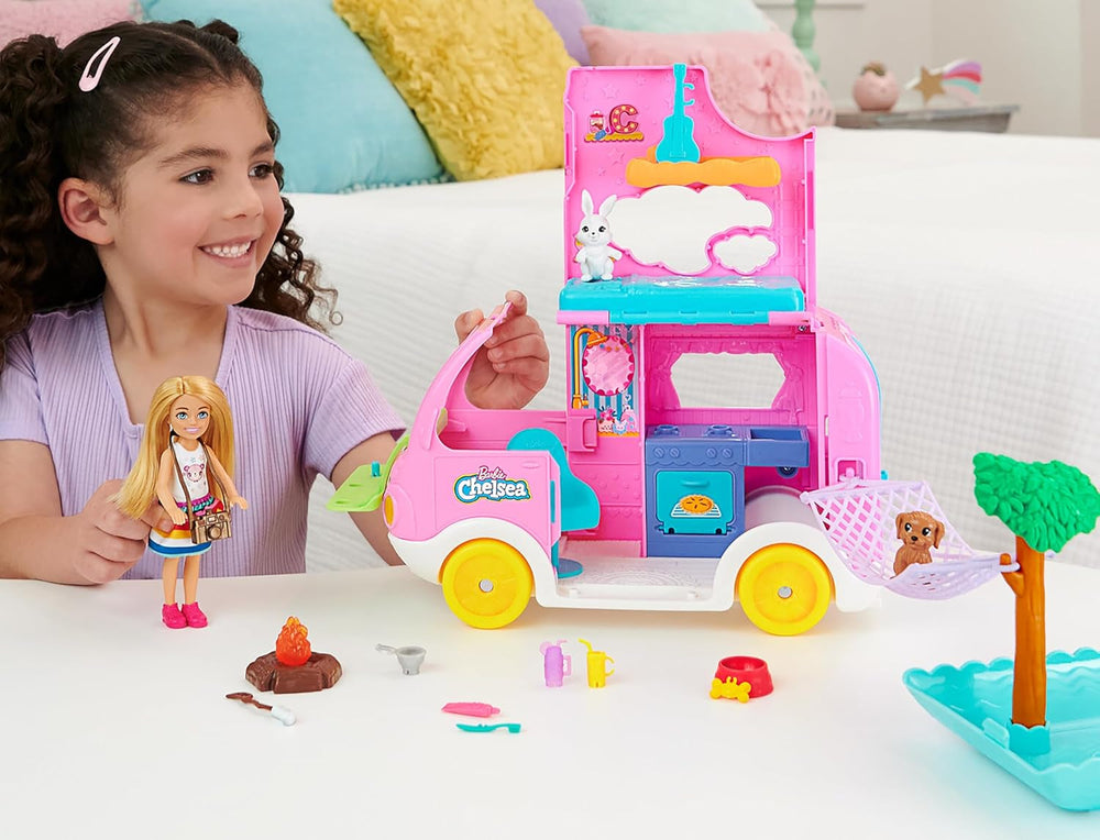 Rulotă Barbie Chelsea 2 în 1 - Vehicul de jucărie cu piscină, hamac și zonă de luat masa, pentru joacă imaginativă și povești, vârste 3+, HNH90