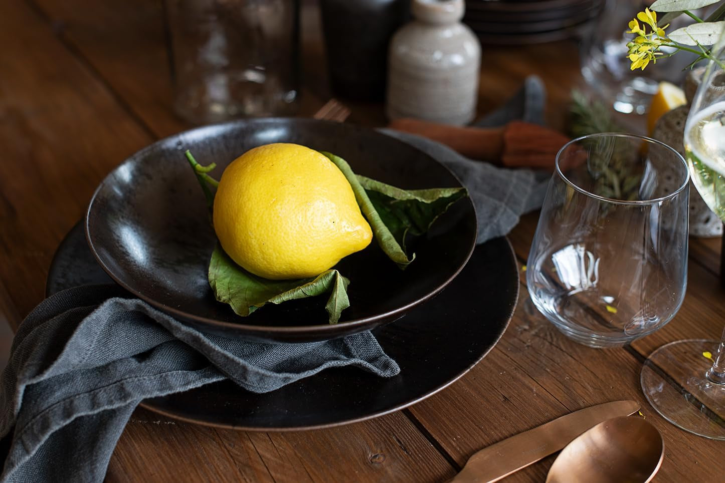 MÄSER Service de table 12 pièces en bronze métallisé pour 4 personnes avec vernis élégant et brillant, ensemble d'assiettes à dîner, assiette à dîner et assiette à dessert en céramique de haute qualité, grès, marron