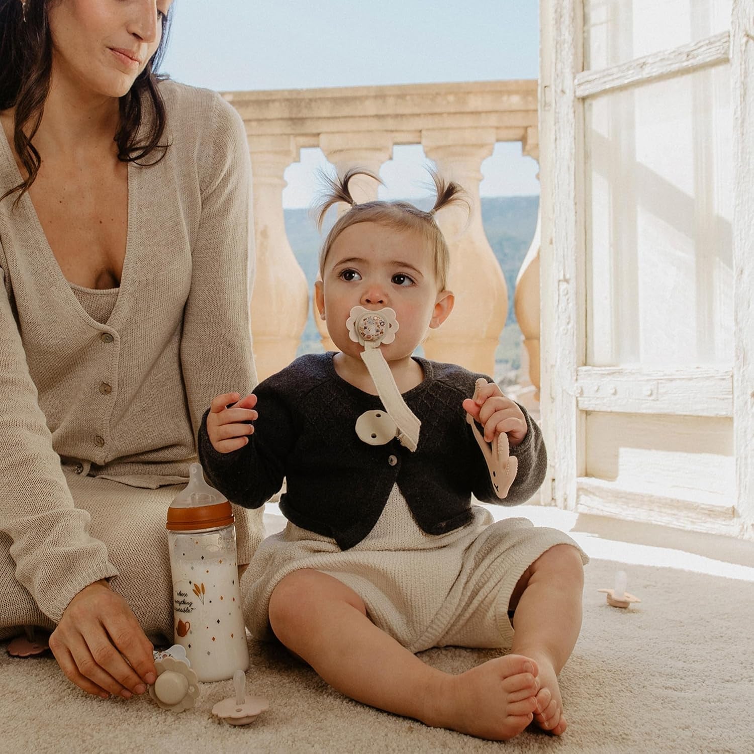 Coffret Suavinex pour nouveau-né. Coffret 4 pièces comprenant : Sucette Physiologique SX Pro pour bébé 0-6 mois + attache-sucette + attache-sucette Duo + anneau de dentition en silicone. Pays des merveilles, beige