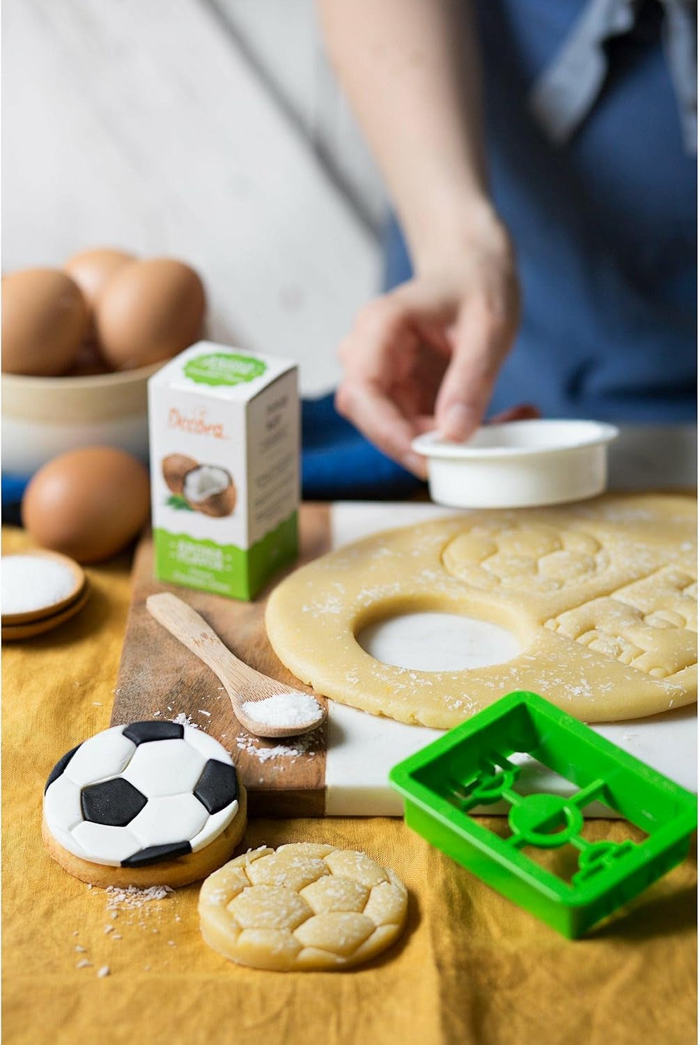 , 0255048 Set d'emporte-pièces sur le thème du football, Forme ballon + Forme terrain de football, L'ensemble idéal pour réaliser des décorations en fondant ou en caoutchouc, Fabriqué en Italie, Design original. Paquet de 2.