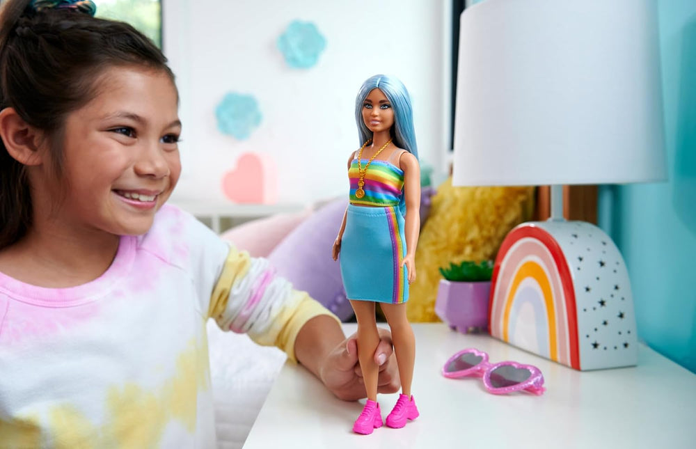 Poupée Barbie Fashionistas no. 218 avec de longs cheveux bleus, un chemisier arc-en-ciel et une jupe turquoise, poupée mannequin de collection du 65e anniversaire, HRH16
