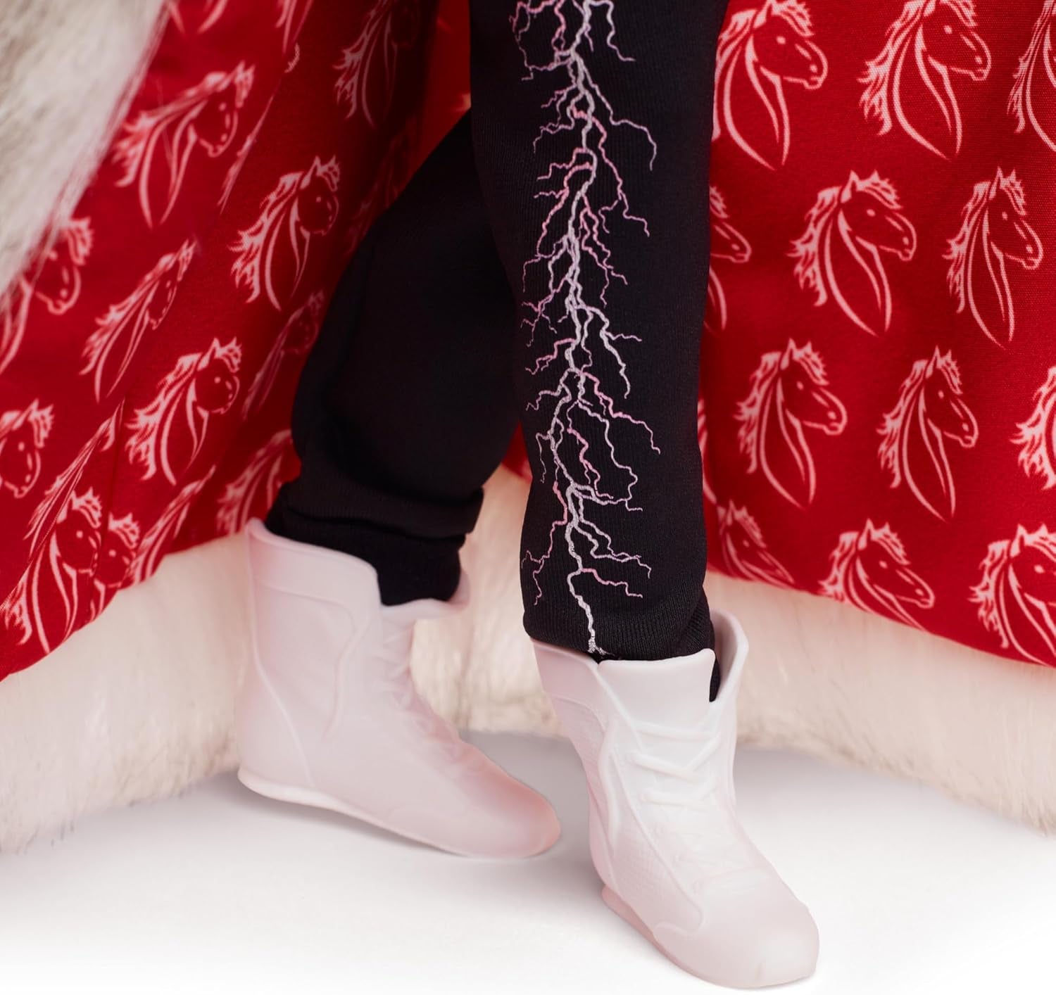 Poupée Ken de collection Barbie le film portant un grand manteau en fausse fourrure et un gilet à franges noir avec bandana, HRF31