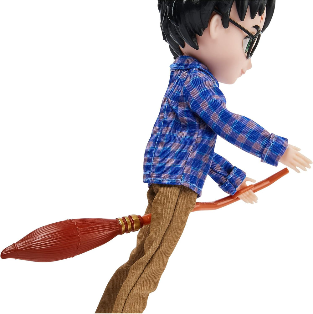 Wizarding World Harry Potter - Ensemble de jouets avec poupée Harry Potter plus grande de 20,3 cm, y compris Besen, Tarnumhang et autres accessoires