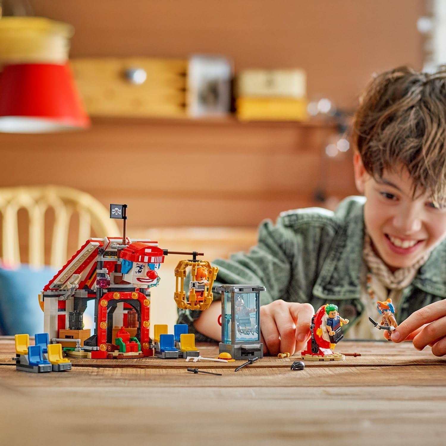 LEGO ONE PIECE Zirkuszelt von Buggy dem Clown - Interaktives Spielzeug mit 4 Minifiguren - Ruffy, Nami & Zoro sowie 2 Steckbriefen - Kreatives Geschenk für Jungen, Mädchen & Fans ab 8 Jahren - 75637