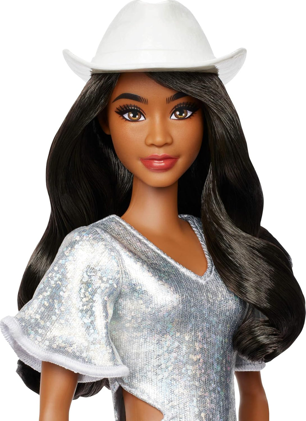 Barbie Fashionistas-Puppe Nr. 239 mit schwarzem Haar und glitzerndem Fransenkleid in Silber mit Western-Accessoires wie Cowboyhut und Stiefeln, HYT95