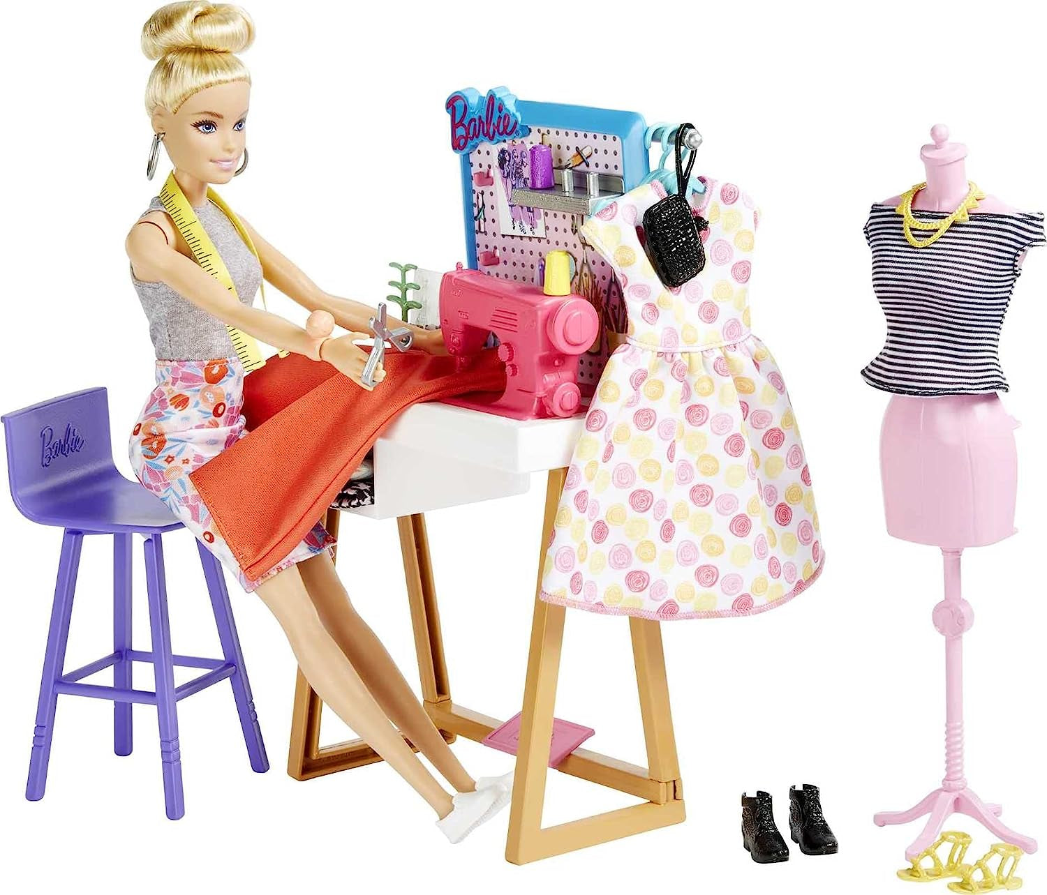 Barbie HDY90 - Poupée de créateur de mode (30,40 cm) et studio, plus de 25 accessoires de design et de mode, bureau design, chaise, machine à coudre, échantillons textiles, mannequin et plus, jouet pour 3 ans et plus