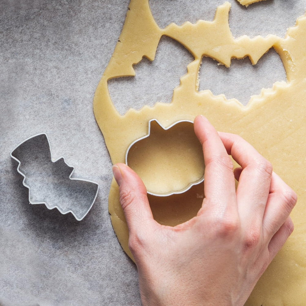 dekora - Set d'emporte-pièces Halloween pour enfants - 2 emporte-pièces en métal : Citrouille et Lilas - Emporte-pièces et emporte-pièces - Idéal pour décorer des citrouilles et des bonbons d'Halloween entre 6 et 9 cm