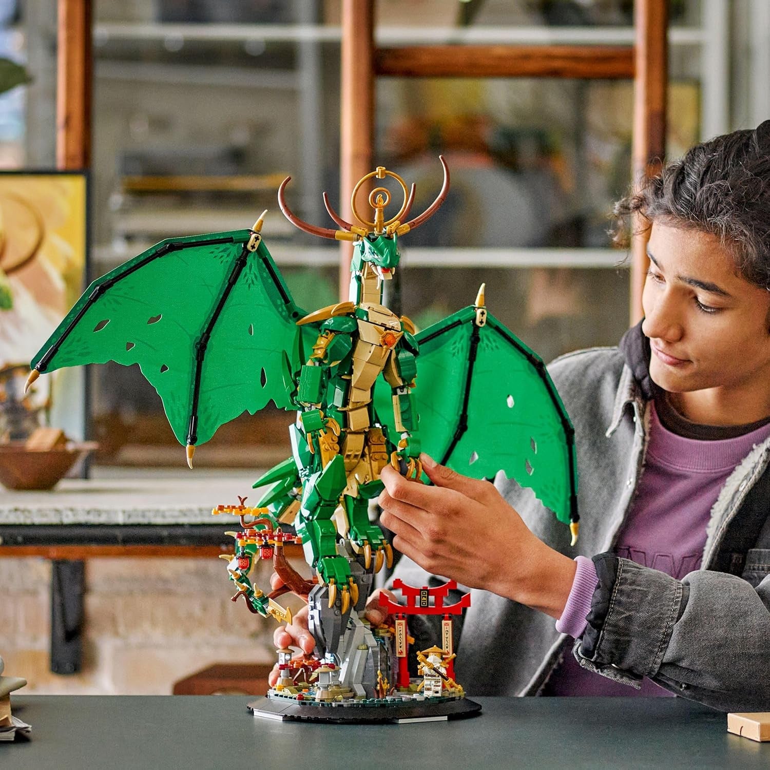 LEGO NINJAGO Wächterdrache Bauset - Avec Drachenfigur, Meister Wu Minifigur & Ständer - Jeu de construction pour jeunes à partir de 14 ans et adolescent 71847
