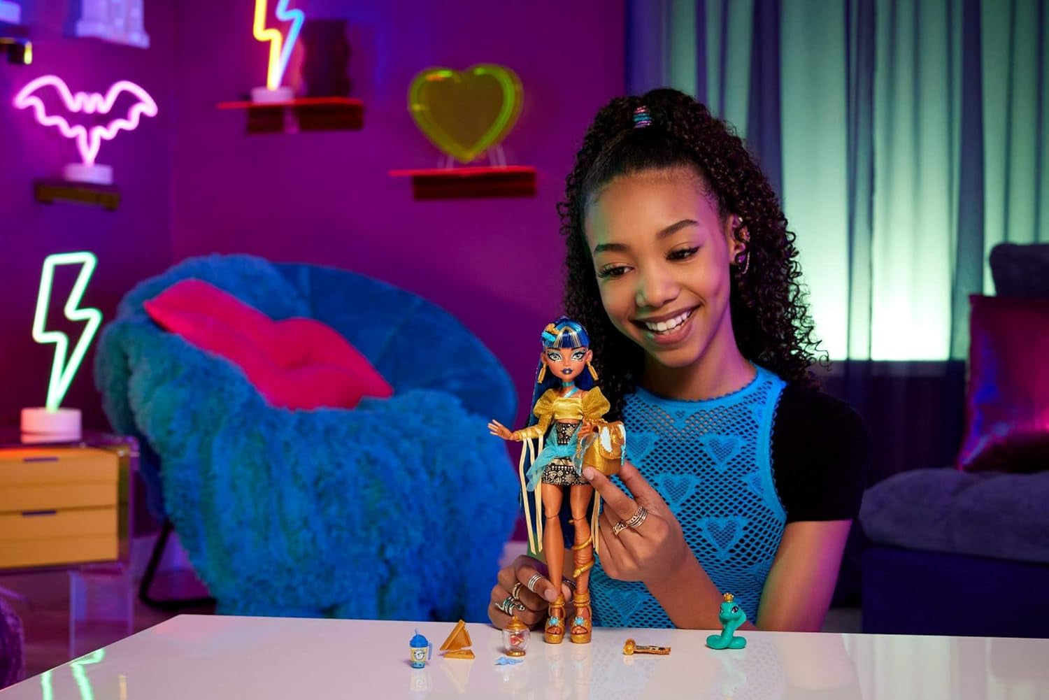 Monster High Cleo De Nile Puppe in goldener Bluse und mehrlagigem Rock, enthält Haustier-Kobra Hissette und Accessoires wie Rucksack, Snack und Papierrolle, HXH74