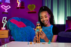 Monster High Cleo De Nile Puppe in goldener Bluse und mehrlagigem Rock, enthält Haustier-Kobra Hissette und Accessoires wie Rucksack, Snack und Papierrolle, HXH74