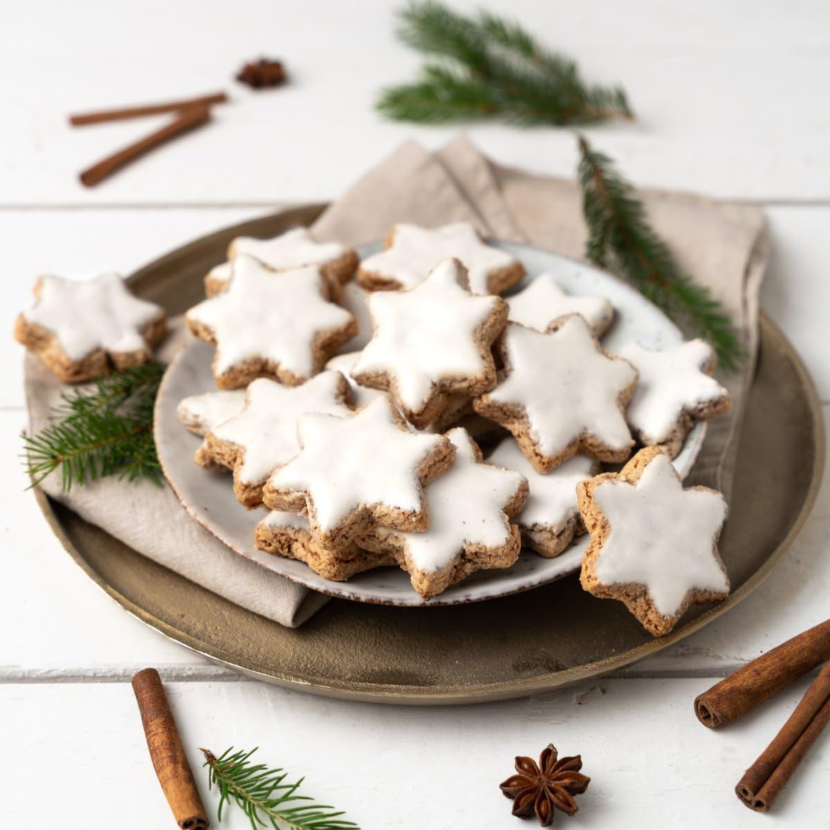 Zenker Emporte-pièce étoile à la cannelle avec mécanisme de pliage – Forme ergonomique pour des étoiles à la cannelle parfaites – Emporte-pièce étoile pliable – Fabriqué en Allemagne, doré