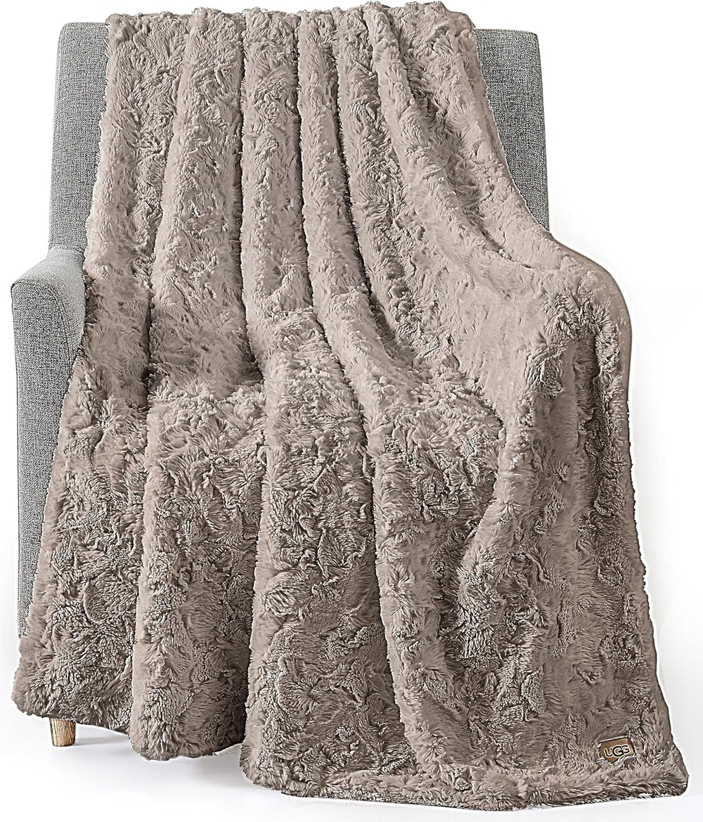 UGG Adalee 10483 Couverture douce en fausse fourrure, réversible, luxueuse, confortable, moelleuse, moelleuse, style hôtel, bohème, décoration de la maison, couvertures douces, luxueuses et confortables pour canapé, 178 x 127 cm, lits et couvertures UGG marron