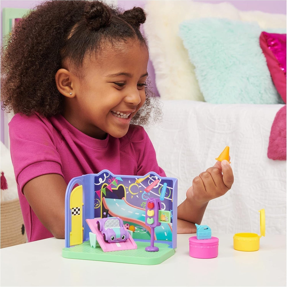 Chambre Deluxe Gabby's Dollhouse, salle de jeux Purr-Ific, salle de jeux avec voiture jouet Carlita, 2 meubles et 2 boîtes surprises avec accessoires, convient aux maisons de poupées à partir de 3 ans Naty Shop