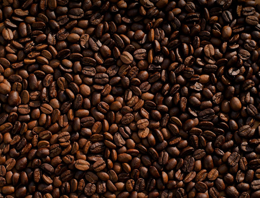 Grains de café décaféinés. Grains de café torréfiés naturellement. Café en grains décaféiné 1 kg. Origine : Brésil. Café 100% Arabica issu des meilleures récoltes d'Amérique du Sud.