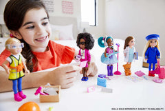 Barbie GTN88 - Păpușa Chelsea Career, Doctor, cu ținută și accesorii profesionale, jucărie pentru vârste de 3 ani și peste