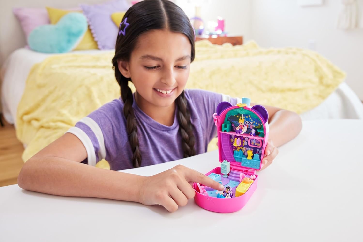 Polly Pocket păpuși și set de joacă, Bubble Tea Panda Box, jucărie pentru animale cu 2 păpuși mici, Panda și accesorii pentru mâncare, HWN95 Papusi Naty Shop