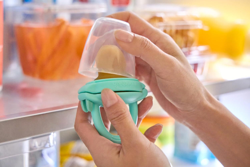 Distributeur de nourriture en silicone pour bébé Munchkin | Idéal pour les déplacements – sachets en silicone pour aliments surgelés | Distributeur de nourriture auto-alimenté | Nourrisseur de sevrage | Sans BPA | À partir de 4 mois | Paquet de 2 | Bleu et vert