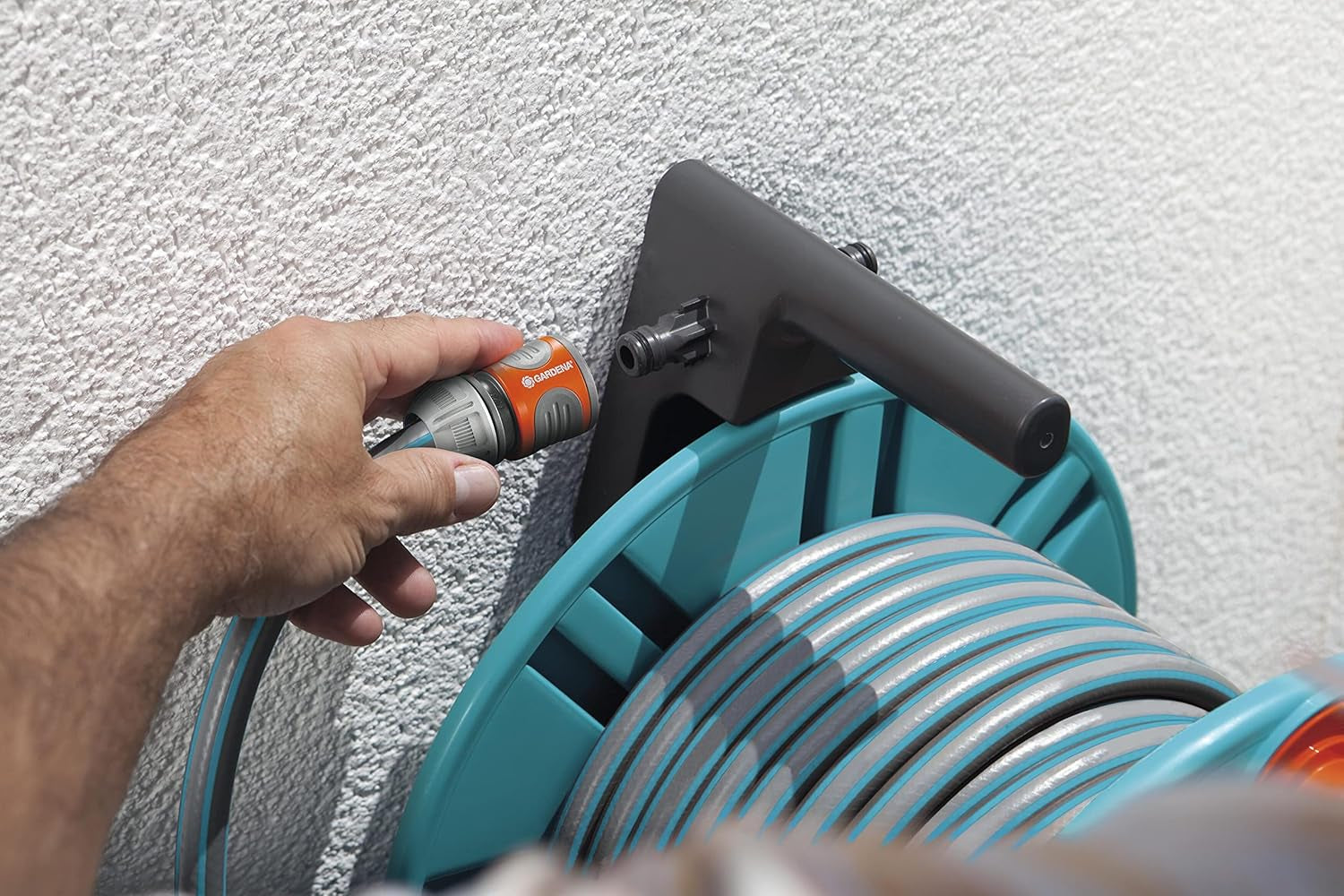 Enrouleur de tuyau mural Gardena Classic 60 avec enrouleur de guidage de tuyau : Pour un montage mural facile, avec système anti-goutte, raccord coudé, grande capacité, gain de place (2650-88)