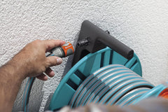 Enrouleur de tuyau mural Gardena Classic 60 avec enrouleur de guidage de tuyau : Pour un montage mural facile, avec système anti-goutte, raccord coudé, grande capacité, gain de place (2650-88)