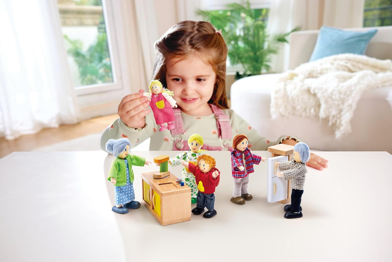 Hape Puppenfamilie Preisgekröntes Puppenfamilien-Set, einzigartiges Zubehör für Puppenhäuser aus Holz, Fantasie-Spiel, 6 Puppenfamilien-Mitglieder, für Kinder ab 3 Jahren