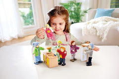 Hape Puppenfamilie Preisgekröntes Puppenfamilien-Set, einzigartiges Zubehör für Puppenhäuser aus Holz, Fantasie-Spiel, 6 Puppenfamilien-Mitglieder, für Kinder ab 3 Jahren