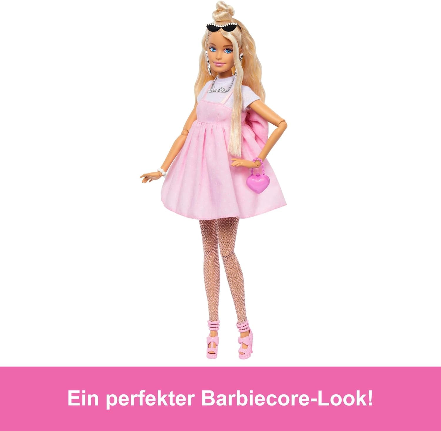 Poupée Barbie Deluxe Style no. 3 avec tenue Barbiecore, cheveux blonds en chignon haut, robe rose pastel avec nœud surdimensionné et accessoires comme des collants résille, HYV27