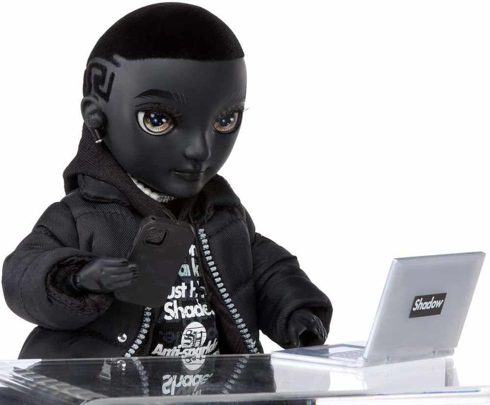 Rainbow High Shadow High - REXX McQueen - Poupée noire à la mode avec une tenue tendance et plus de 10 accessoires de jeu colorés - Idéale pour les collectionneurs et les enfants de 4 à 12 ans