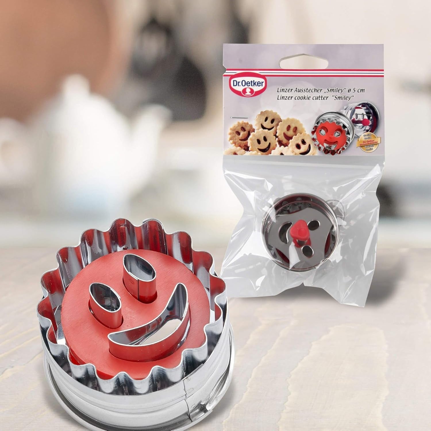 Dr. Oetker Emporte-pièce "Visage souriant" Ø 5 cm, Emporte-pièce de Noël, Emporte-pièce éjecteur pour biscuits et biscuits - Passe au lave-vaisselle (Couleur : Argent/Rouge) Quantité : 1 pièce, 1499