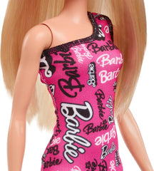 Barbie-Modepuppe mit glatten, blonden Haaren in einem ausziehbaren pinken One-Shoulder-Kleid und Schuhen mit Logo-Aufdruck, HRH07
