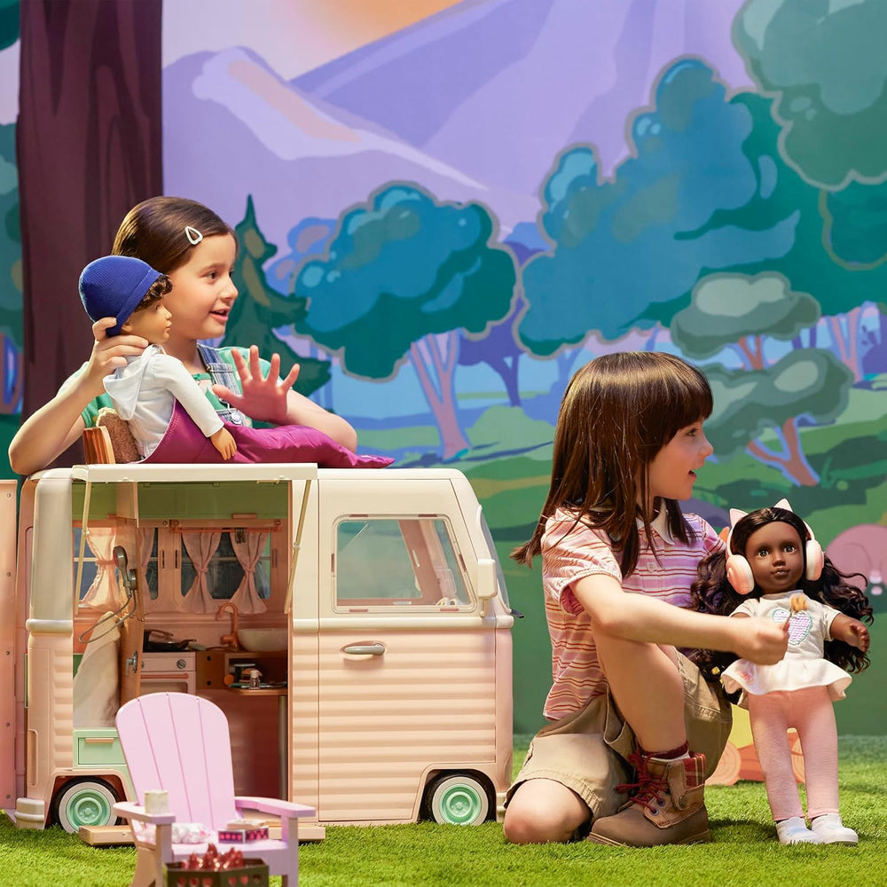 Our Generation - Milo - Poupée garçon de 46 cm - Yeux marron réalistes et cheveux bruns bouclés - Bagages à roulettes et accessoires de voyage - Jeu de simulation - Jouet pour 3 ans et plus