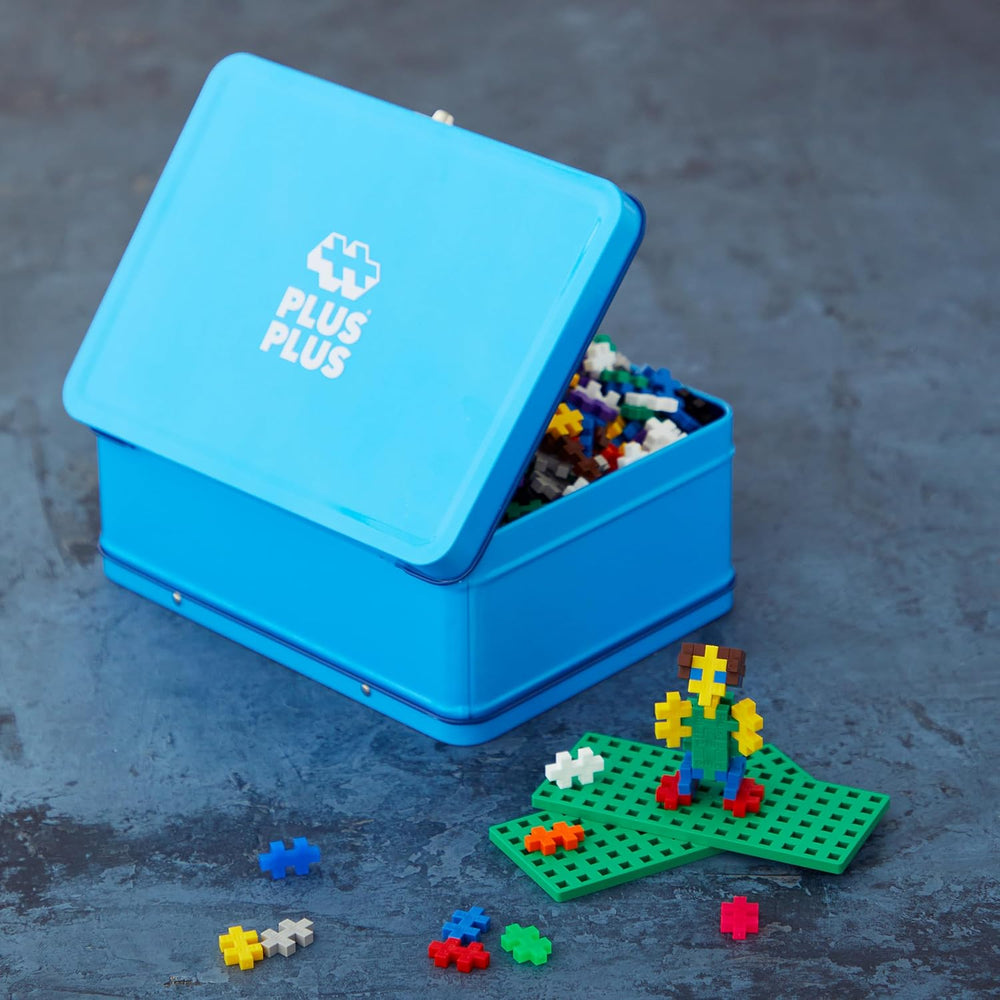 Plus-Plus 9607002 Geniales Konstruktionsspielzeug, Basic, Bausteine-Set dans une boîte métallique pratique avec Henkel, 600 pièces, cartonné