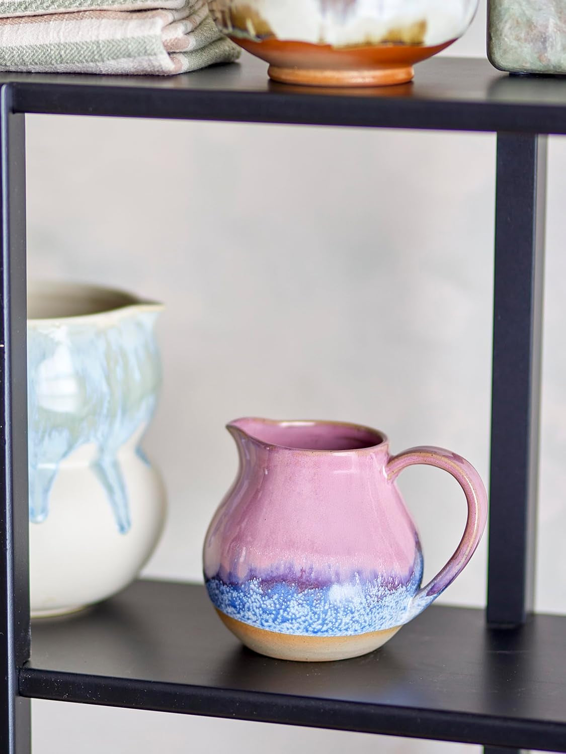 Bloomingville Paula Mug à lait en grès – Design décoratif, parfait pour la table du petit déjeuner, avec une texture naturelle, 435 ml (Rose)