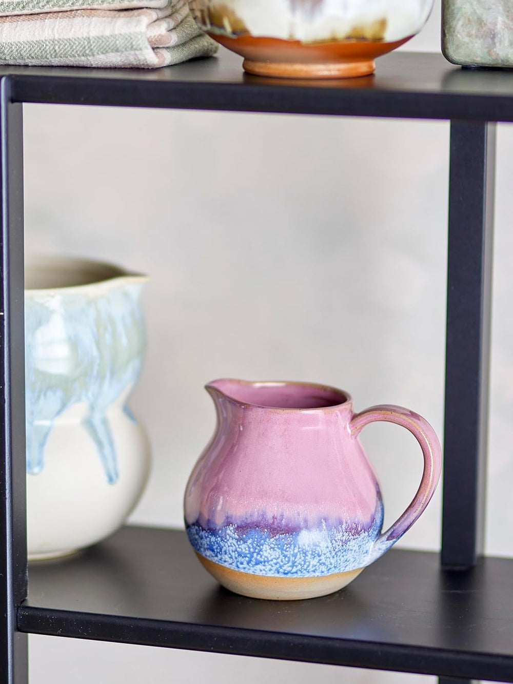 Bloomingville Paula Mug à lait en grès – Design décoratif, parfait pour la table du petit déjeuner, avec une texture naturelle, 435 ml (Rose)