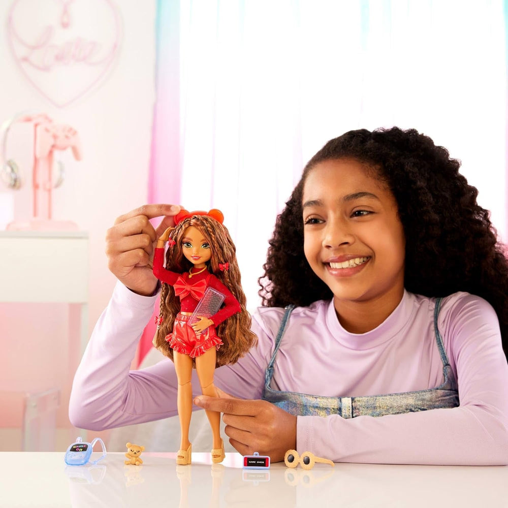 Poupée Barbie Dream Besties et accessoires, poupée mannequin Teresa mobile avec cheveux bruns et pinces à cheveux, 10 pièces sur le thème du jeu vidéo, HYC23 Naty Shop Dolls