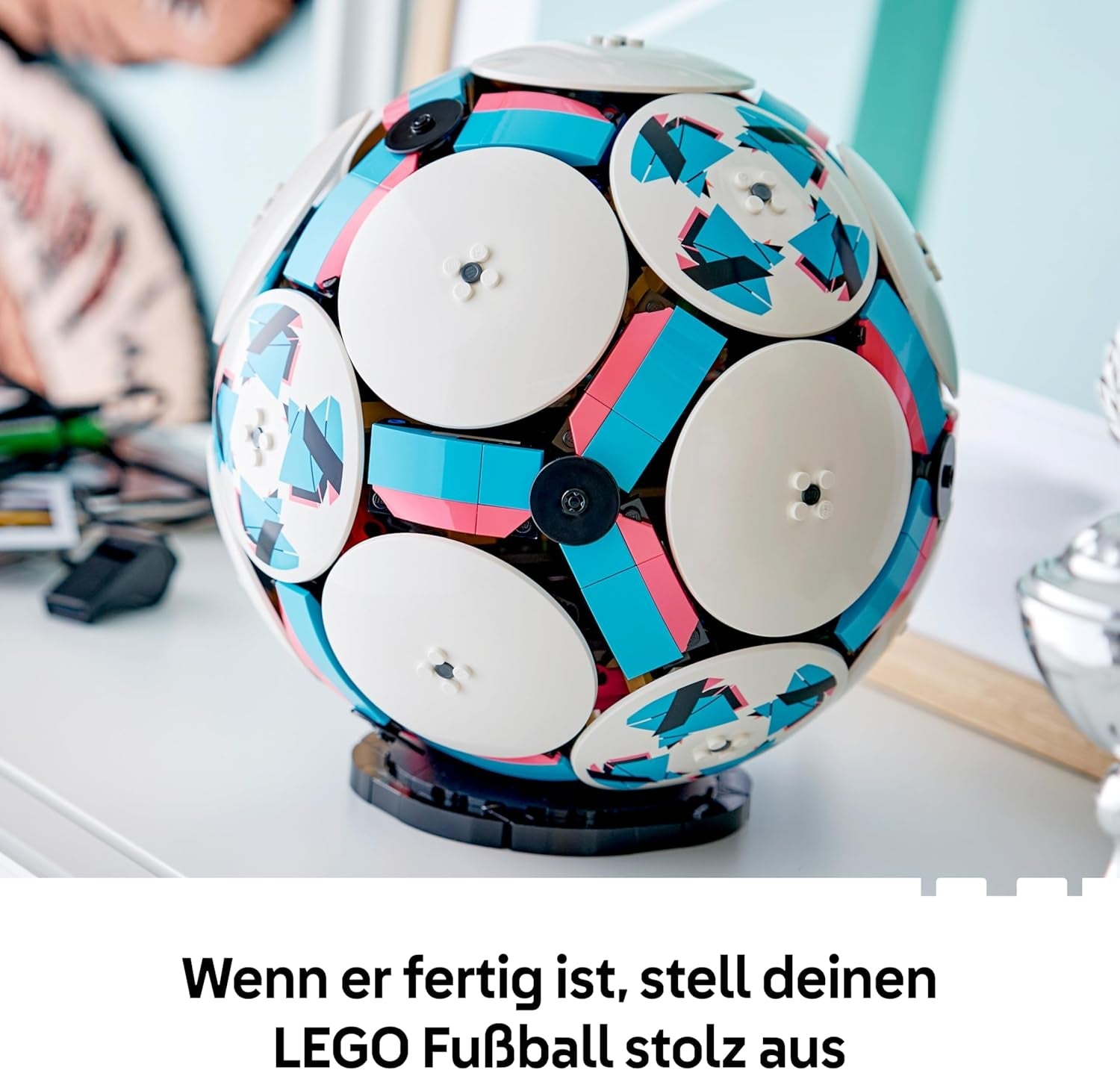 LEGO Editions Fußball Spielzeug - 3D Modellbau mit interaktivem Miniaturstadion - Geburtstagsgeschenk für Jungen & Mädchen ab 10 Jahren oder Geschenk zum Vatertag - 43019