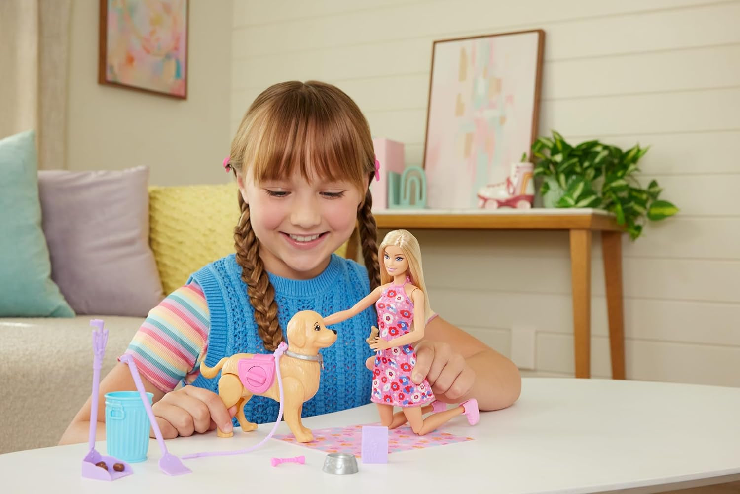 Barbie Hundespaziergang Spielset, enhtät einen Spielzeughund der gehen und Häufchen Machen kann, a Barbie Malibu-Puppe sowie EIN Kehrset and Hundezubehör, JJB46